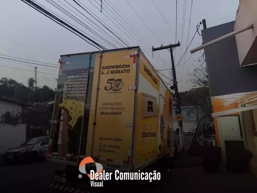 Destaque-se da concorrência com a plotagem dos seus veículos