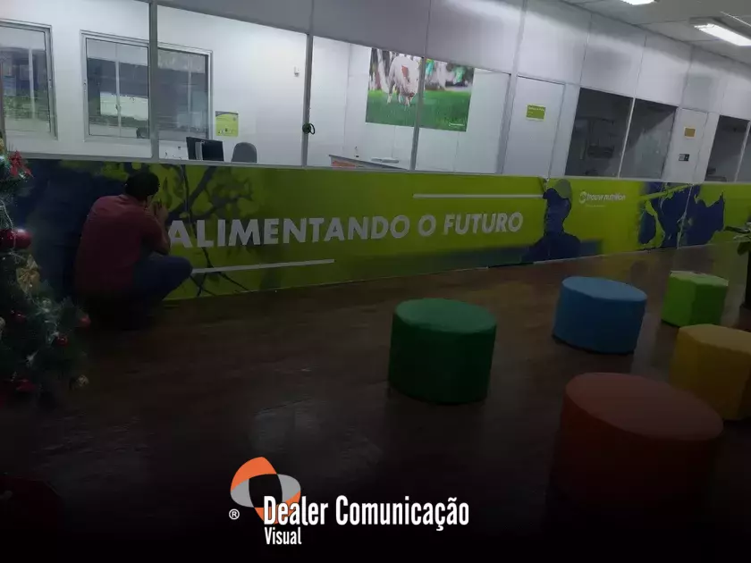 Sinalização personalizada para destacar sua marca em região empresarial