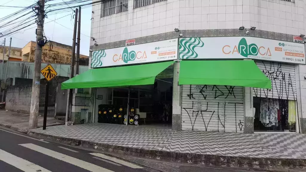 Variedade de designs de toldos para a identidade do seu negócio